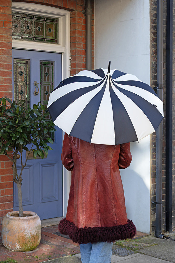 Parapluie noir et blanc Statement