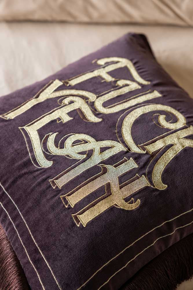 Coussin brodé doré Fuck Yeah