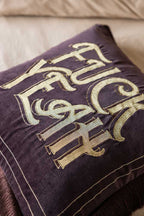 Coussin brodé doré Fuck Yeah