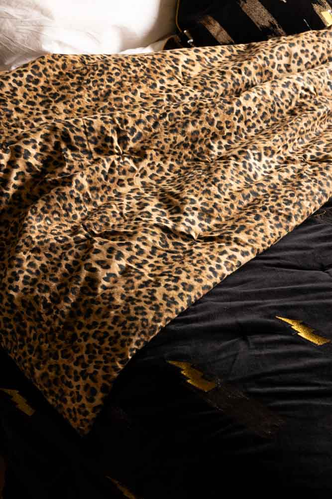 Couverture réversible noire à imprimé léopard et amour