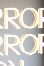 Miroir, miroir… Applique murale néon encadrée – Disponible en deux options