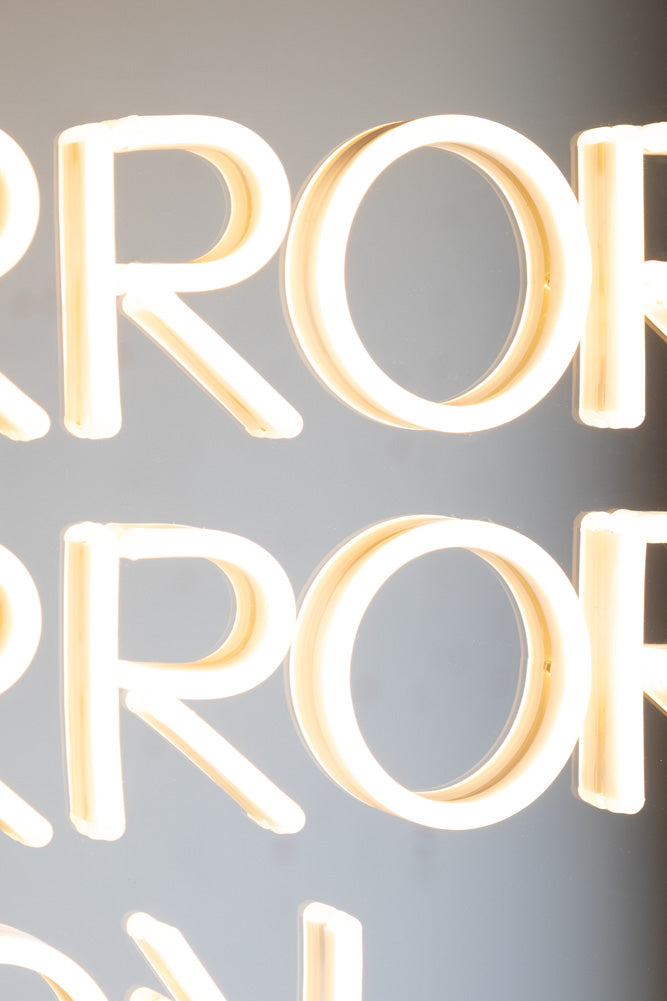 Miroir, miroir… Applique murale néon encadrée – Disponible en deux options