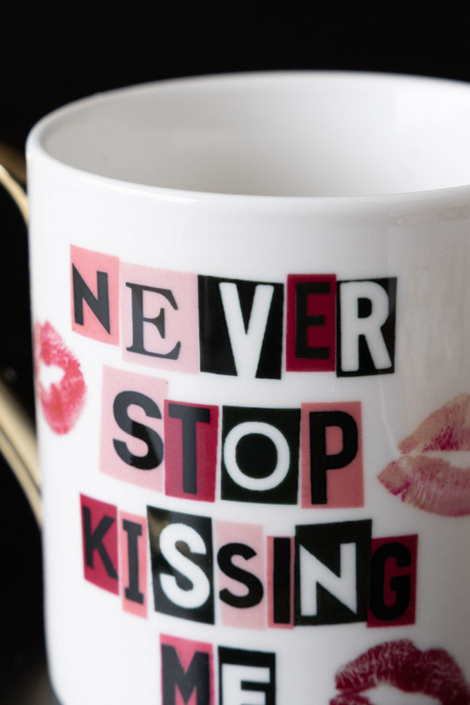 Tasse « N'arrête jamais de m'embrasser »