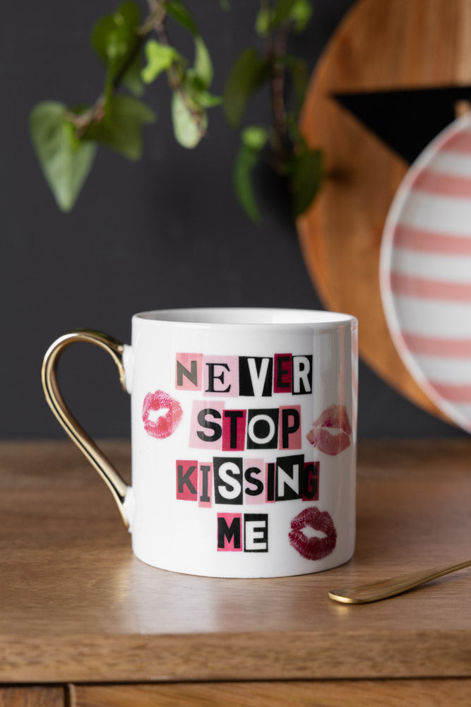 Tasse « N'arrête jamais de m'embrasser »