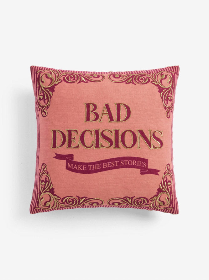 Coussin brodé rose et or « Mauvaises décisions »