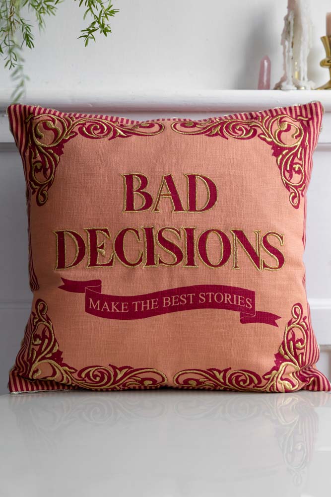 Coussin brodé rose et or « Mauvaises décisions »