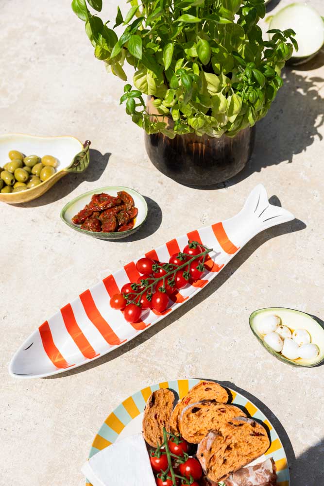 Plat de service en céramique rouge et blanc en forme de poisson