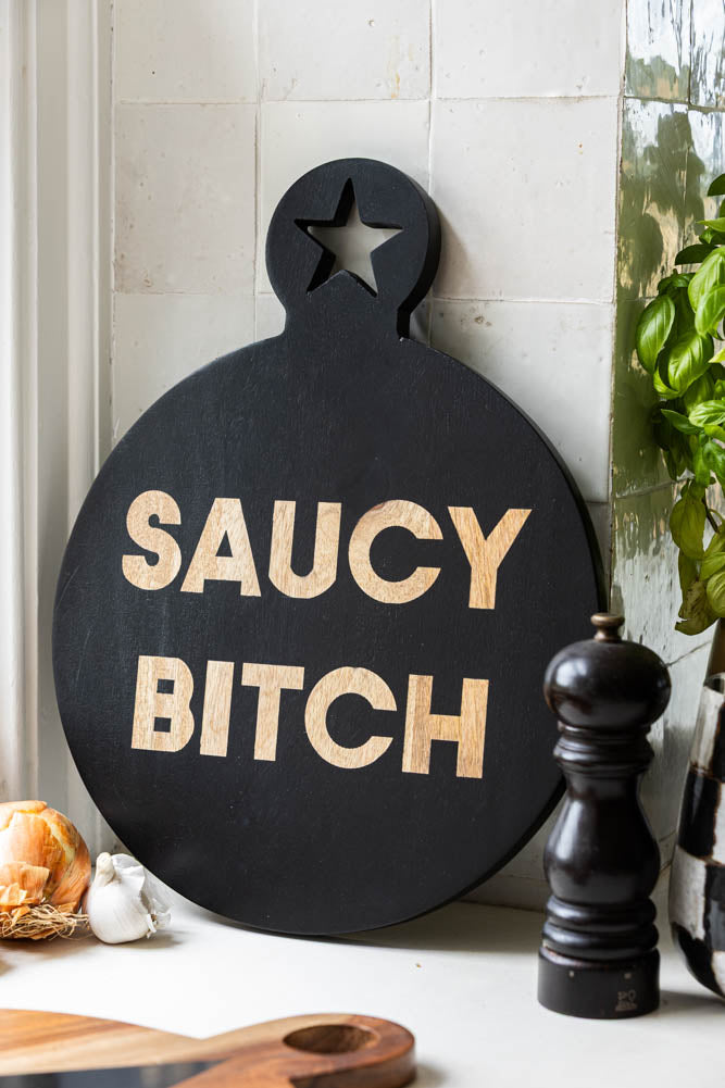 Planche de service en bois de mangue Saucy Bitch