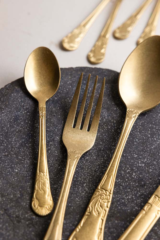 Ensemble de 24 couverts en or antique
