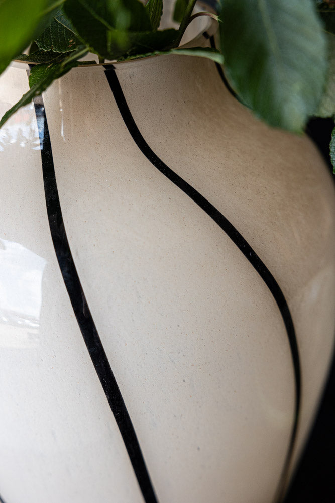 Vase tourbillon monochrome Statement