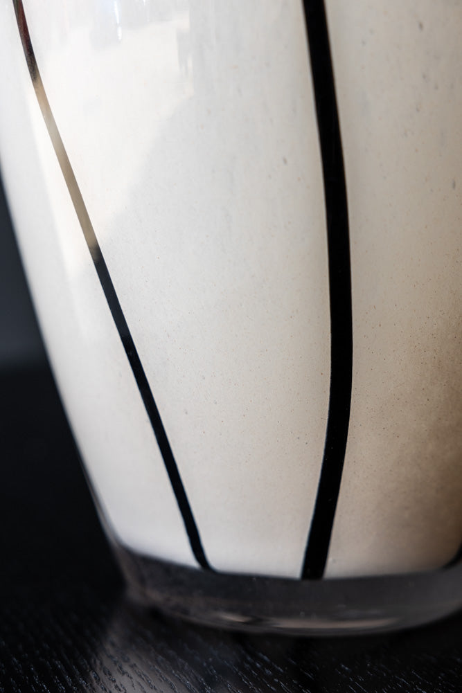 Vase tourbillon monochrome Statement