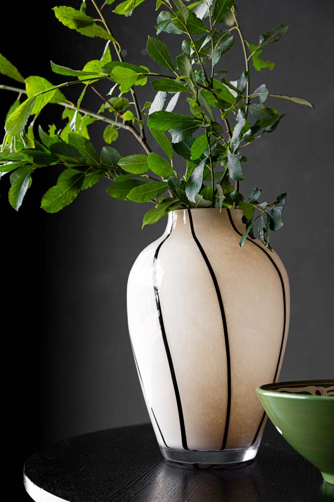 Vase tourbillon monochrome Statement