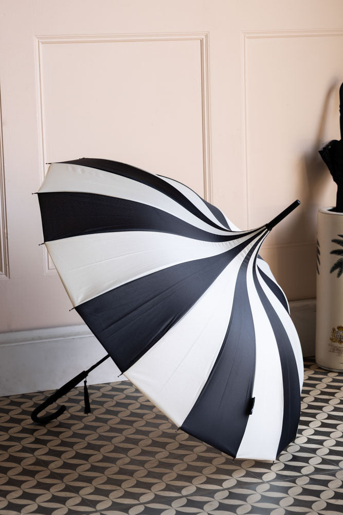 Parapluie noir et blanc Statement