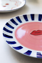 Assiette de service en céramique à bordure rayée et lèvres